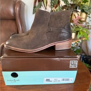 DIBA TRUE WOMEN'S CASP IAN FASHION BOOTIES - ROUND TOE